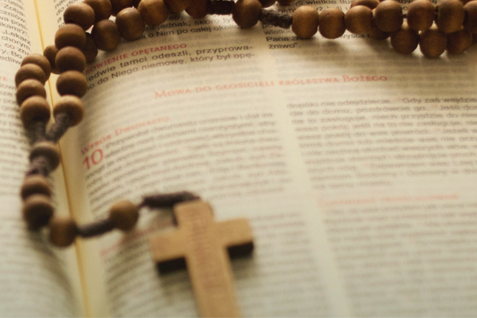 Como os católicos lidam com o luto: Fé, esperança e rituais de despedida